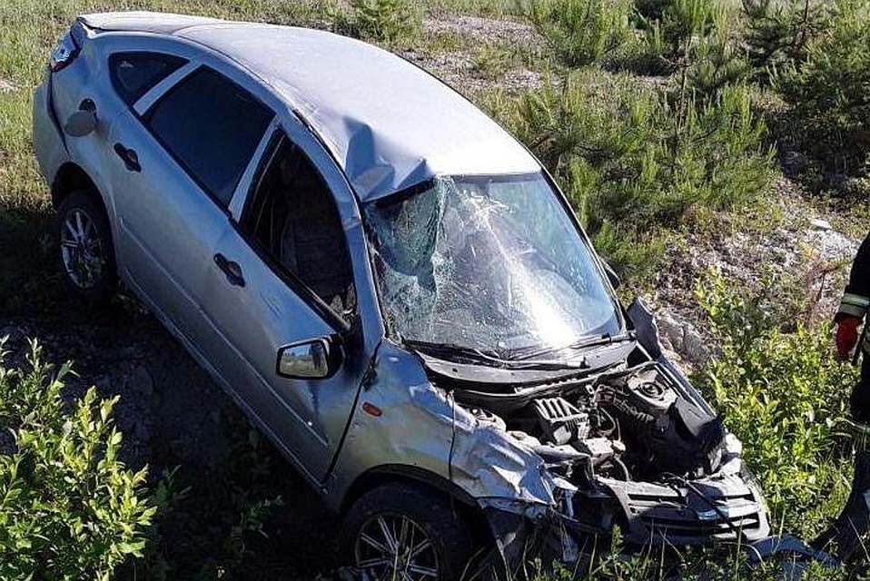 Автомобиль упал на водителя после аварии