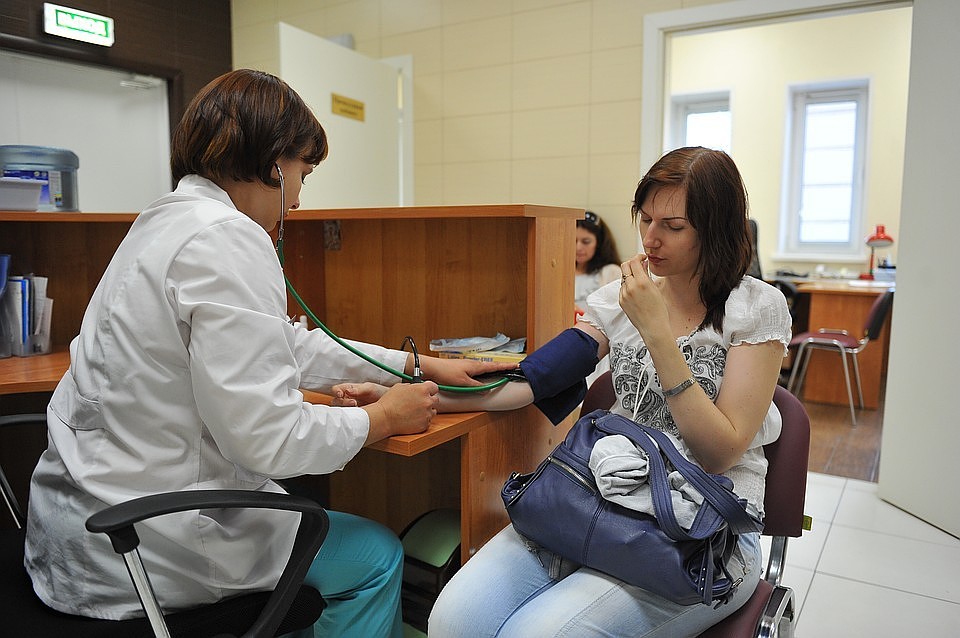 Врачи во всем мире выделяют семь наиболее частых ошибок, которые совершает большинство пациентов при измерении давления своими силами