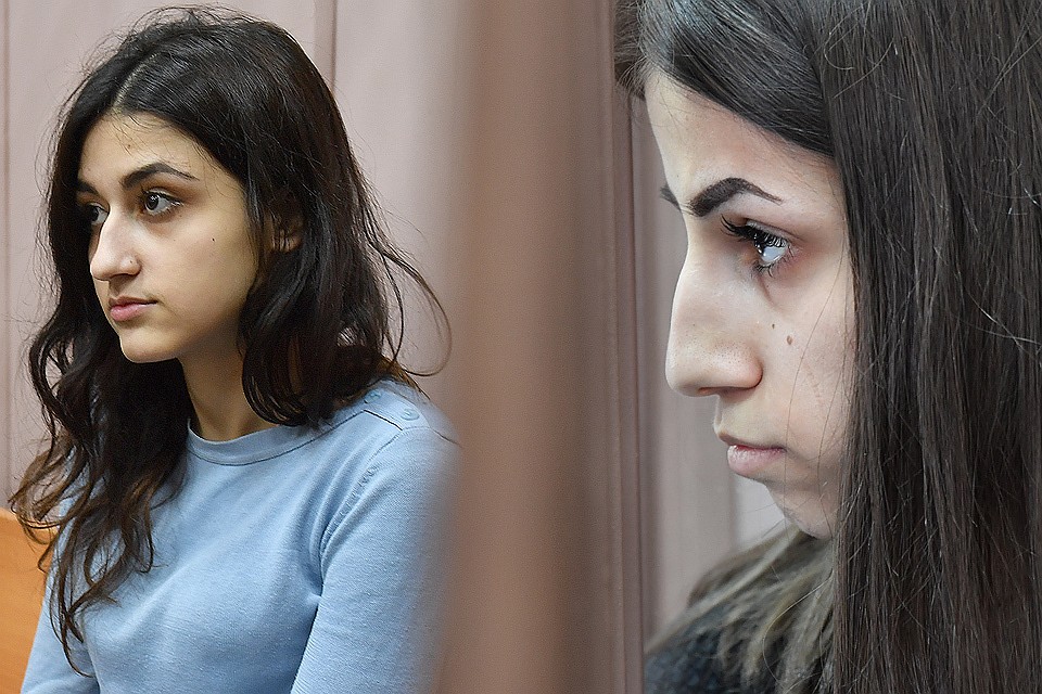 Сестры Крестина и Ангелина Хачатурян в помещении суда.