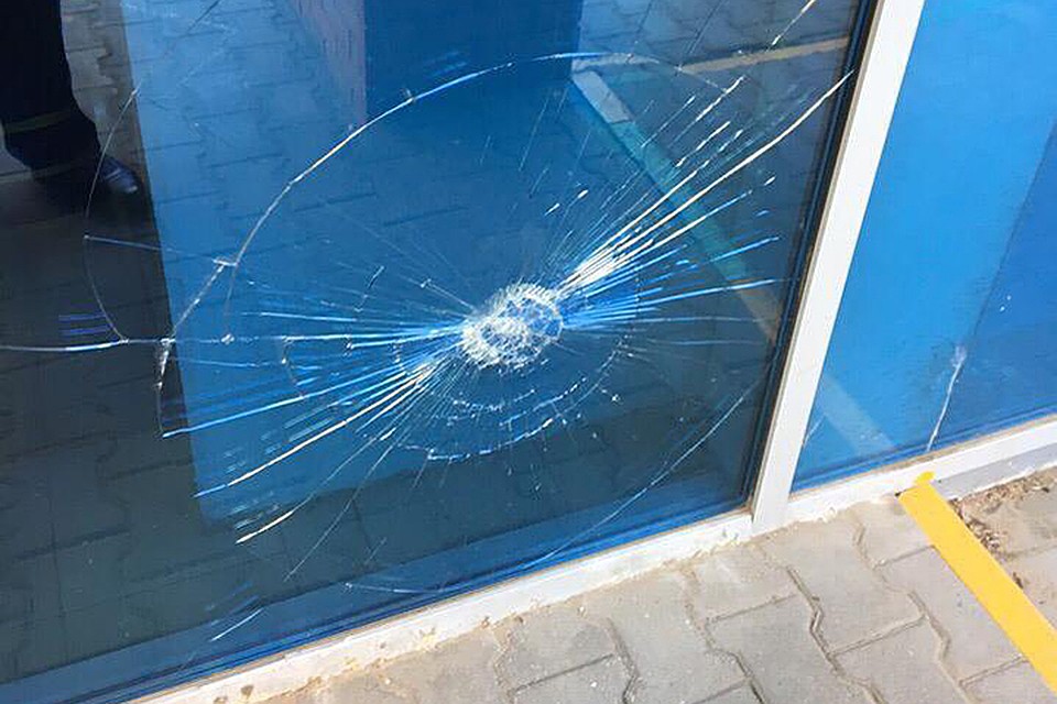 Прямо на главном входе кто-то оставил послание чиновникам в виде разбитого стеклопакета