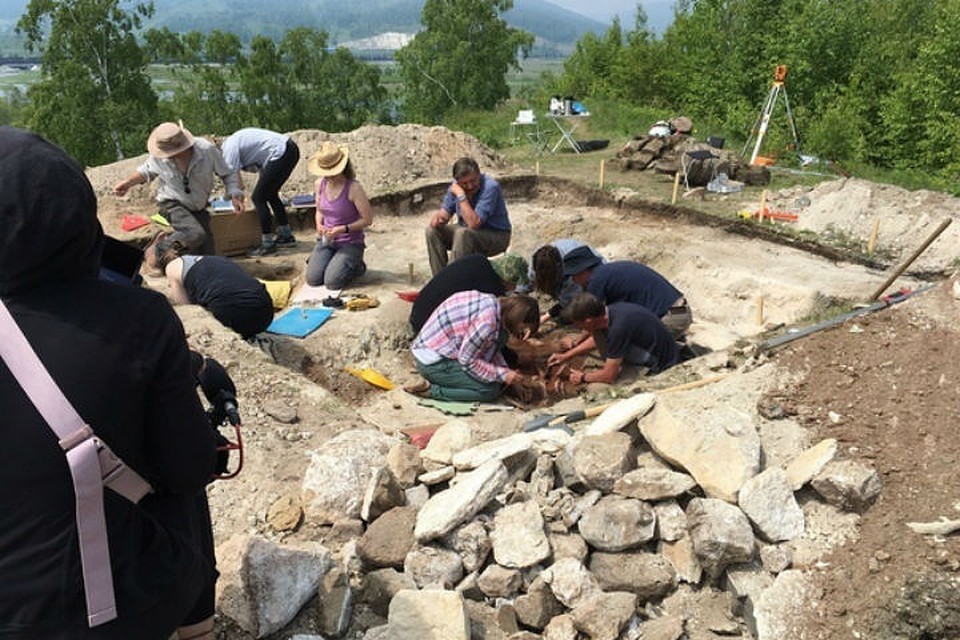 Иркутские археологи нашли древнее захоронение людей в Слюдянке. Фото: сообщество "Моя Слюдянка" в соцсети "ВКонтакте".