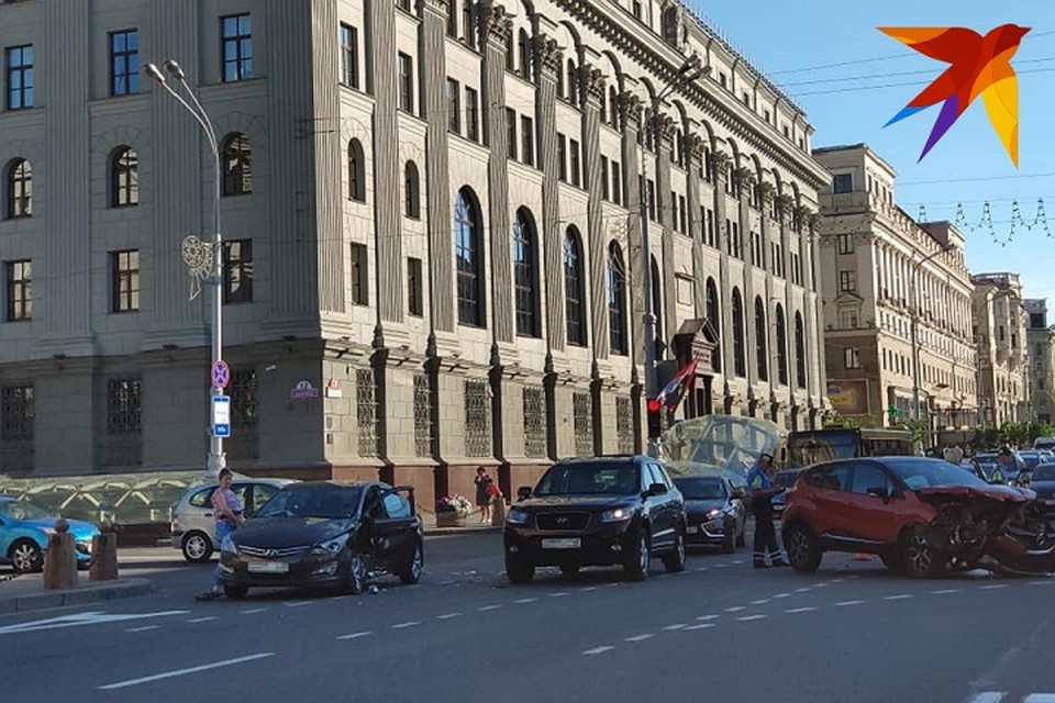 Удар кроссовера пришелся в левую переднюю часть иномарки.