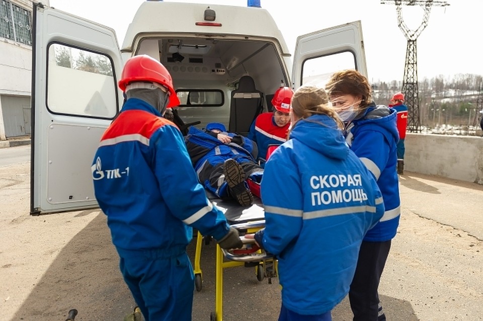 Водителя легковушки с многочисленными травмами доставили в больницу.