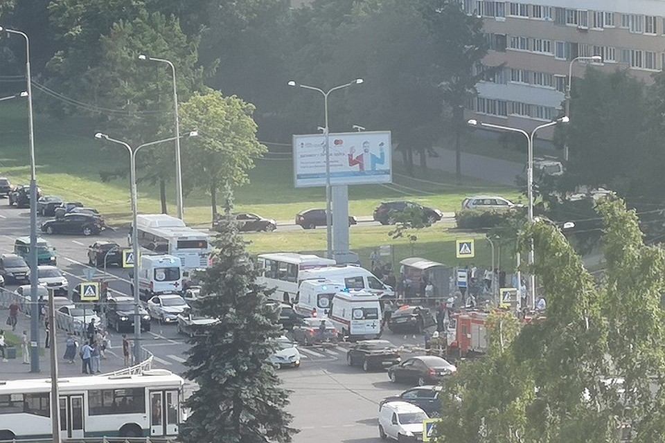 На Перекрестке проспектов Партизана Германа и Ветеранов "Приора" протаранила "Солярис" и маршрутку. Фото: vk.com/spb_today