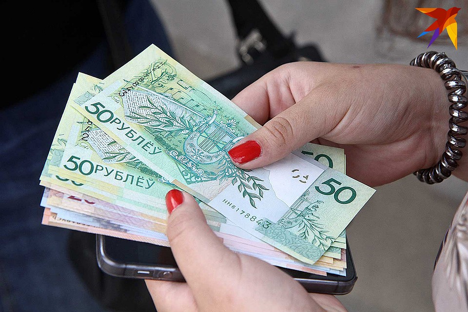 Третий месяц подряд белорусы получают в среднем больше 1000 рублей.