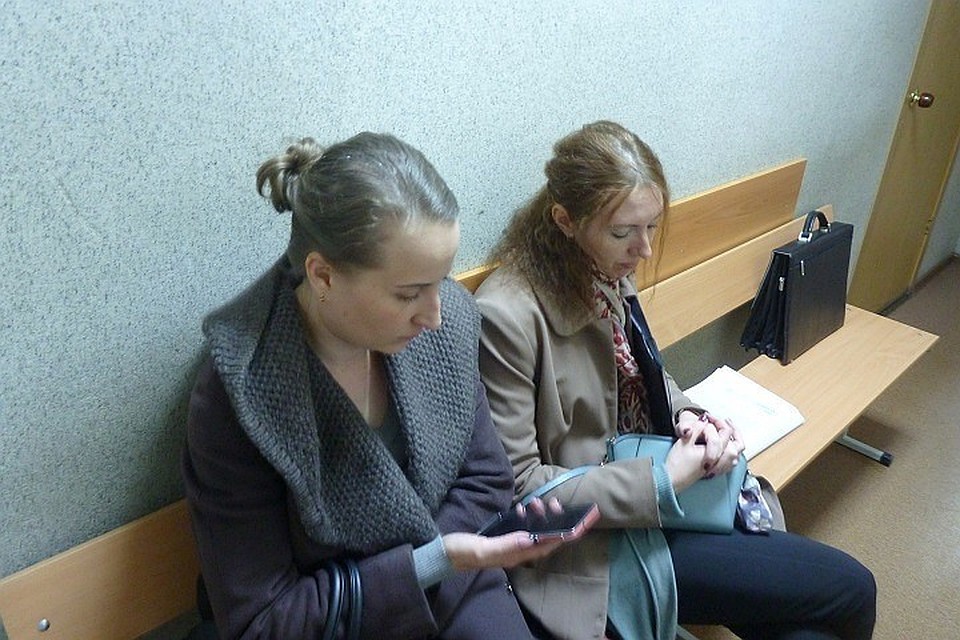 Сотрудницы Отдела муниципальных услуг Управления ЖКХ Екатеринбурга Евгения Чекенева и Наталия Зверева 17 мая 2019 года защищают позицию мэрии в в коридоре судебного участка № 4 мирового судьи Верх-Исетского района. Доверенности им выдал глава управления Александр Брагин. Фото: Иван Абатуров