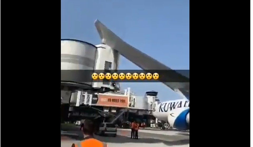 Очевидцы выложили кадры ЧП в сеть.