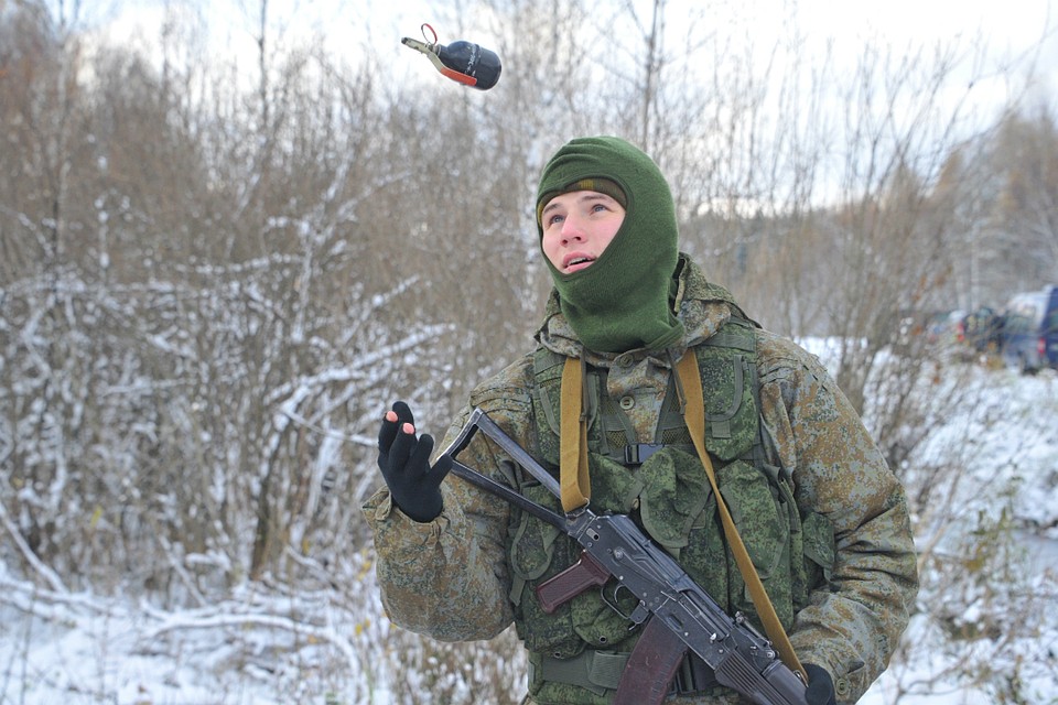 Только после осмотра сотрудники полиции поняли, что в них кинули муляж, а не боевую гранату