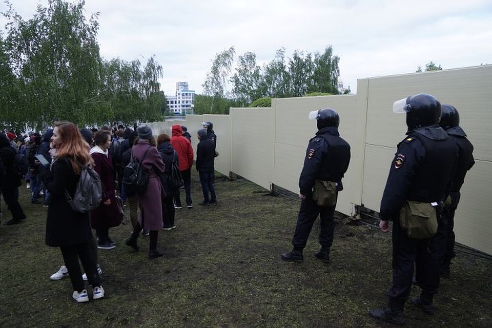 Акции в защиту сквера от зайстроки шли целую неделю.