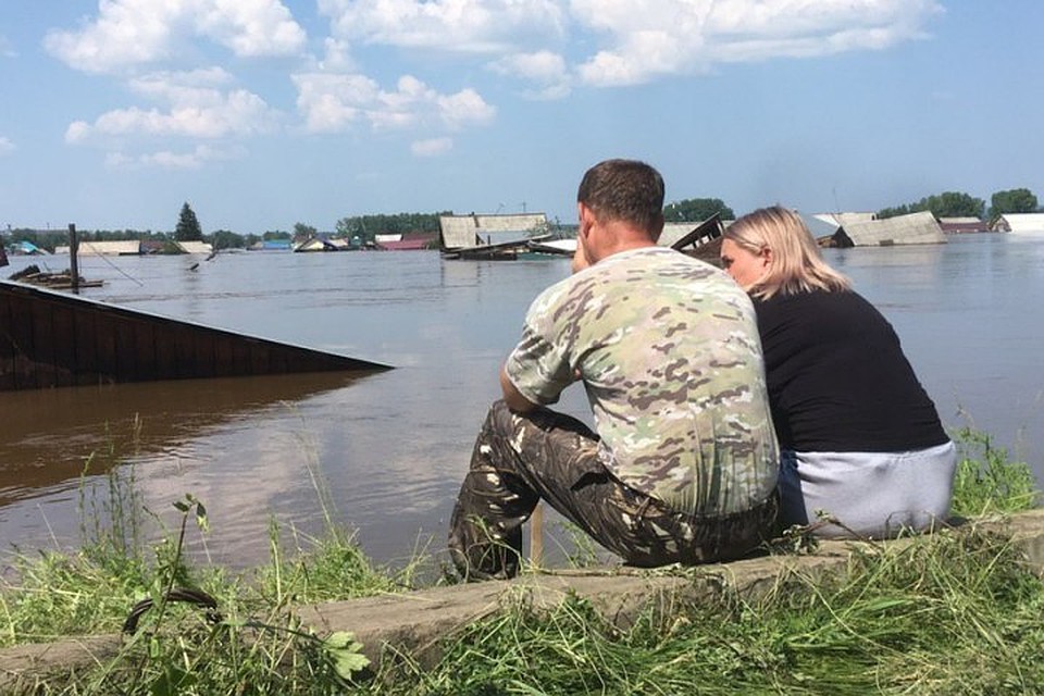 Наводнение в Тулуне: жителям только и остается наблюдать, как под воду уходит их жизнь...