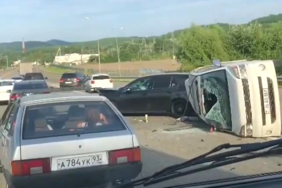 Из-за аварии образовалась пробка.