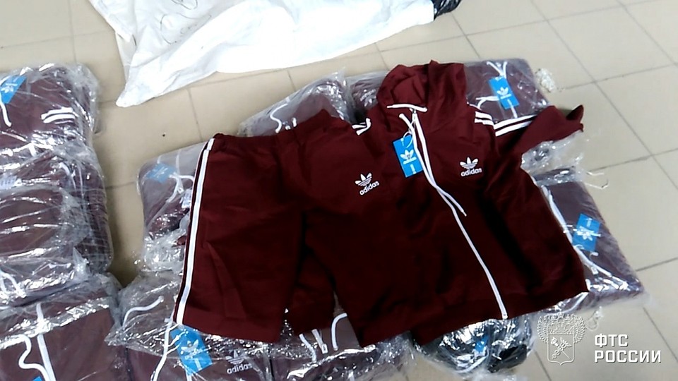 А это шорты Adidas из Кыргызстана. Фото: Челябинская таможня.