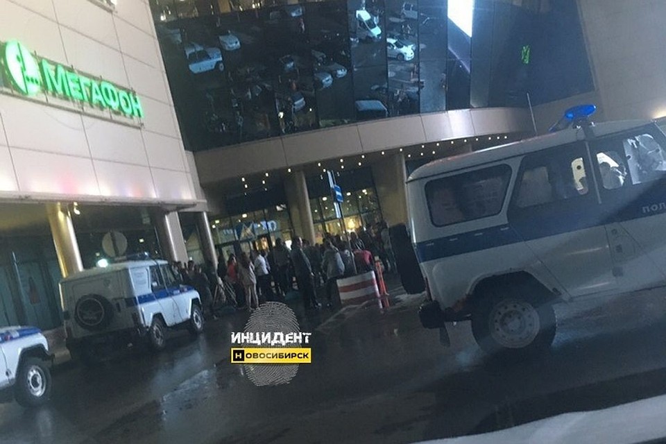 На место происшествия приехала полиция. ФОТО: "Инцидент-Новосибирск"
