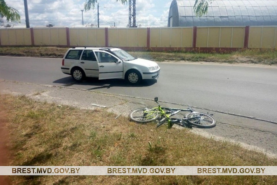 Велосипедист с травмами доставлен в больницу.