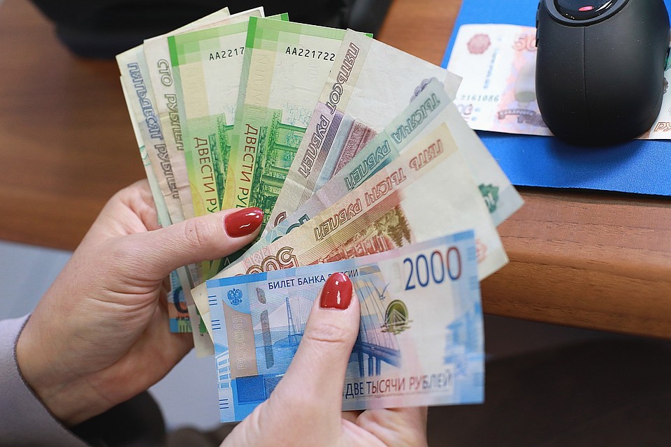 Не виноватая я! За бурную ночь девушка подарила себе кошелек кавалера.