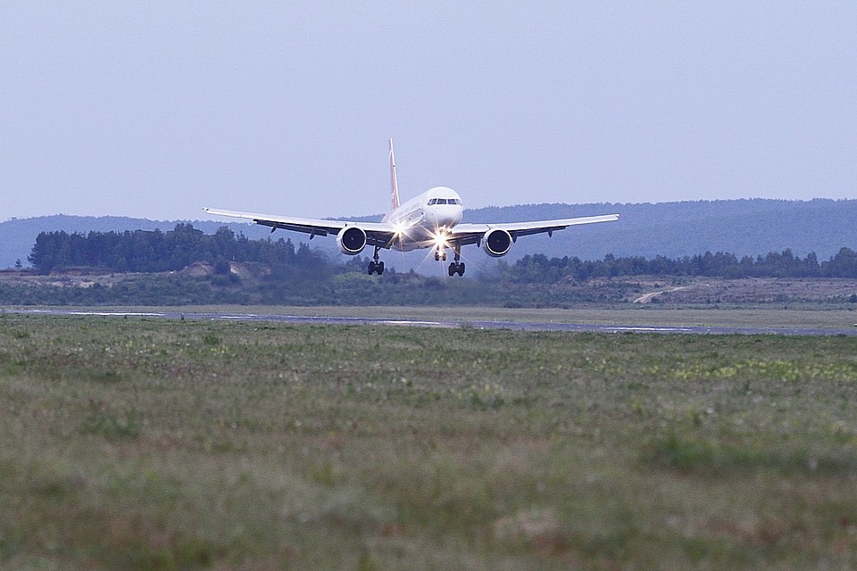 Летевший из Японии Boeing экстренно сел в Красноярске из-за недомогания пассажира.
