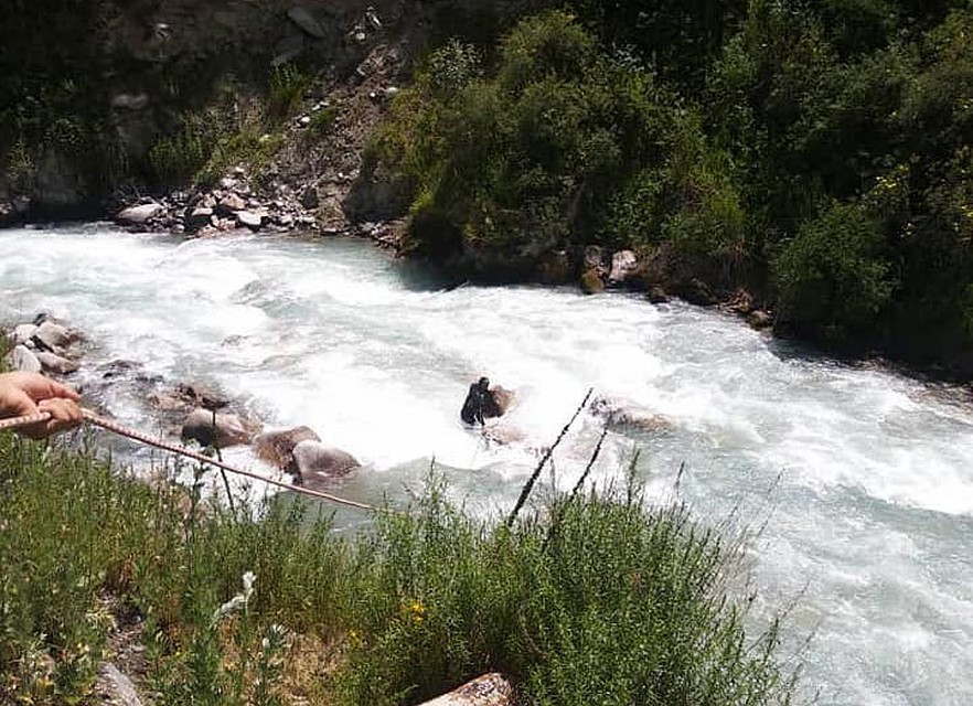 Молодой человек упал в воду и утонул.