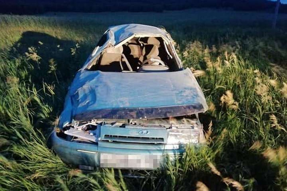 Легковушка опрокинулась в кювет