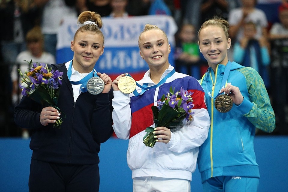 Ангелина Мельникова (в центре) подтвердила свой класс, победив в многоборье на Европейских играх.