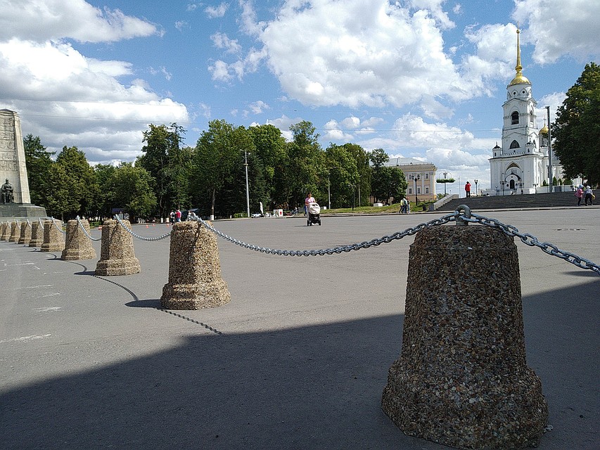 Столбики на Соборной площади