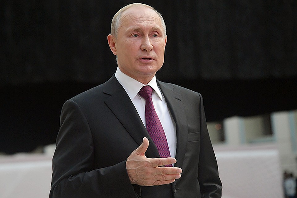 Владимир Путин во время общения с журналистами после Прямой линии