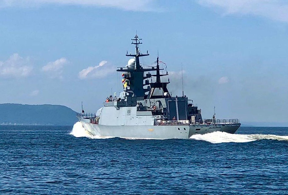 Заводы, которые строят подлодки и военные корабли, построят и краболовы. Фото автора.