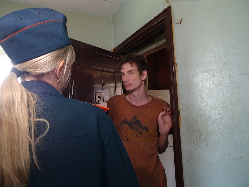 Сотрудники МЧС частенько заглядывают к жильцам, не предупреждая