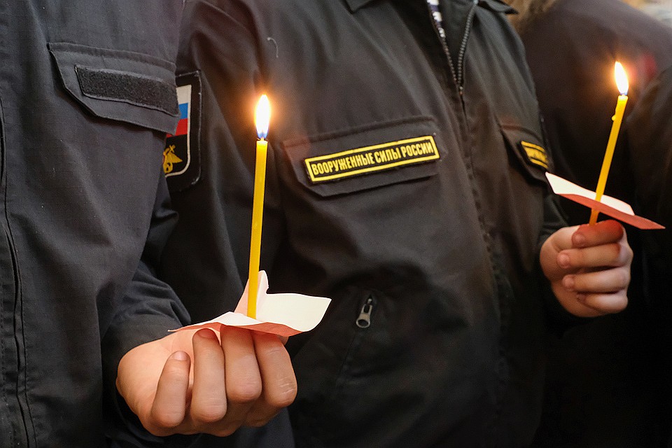 Во время панихиды по погибшим на подлодке АС-31 морякам в Никольском соборе Кронштадта.