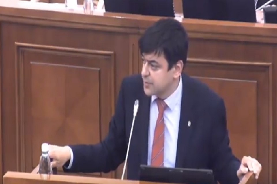 Гайк Вартанян отмечает, что законопроект позволит улучшить эффективность государственных и муниципальных предприятий. Фото: скриншот из видео