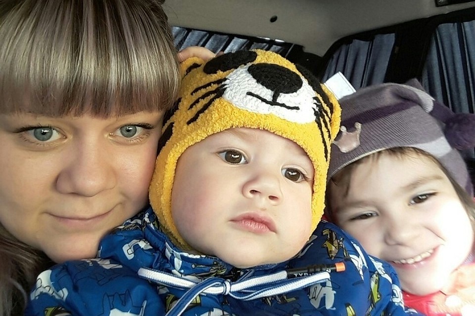 Елена перенесла уже четыре операции, а состояние детей пока оставляет желать лучшего. Фото: семейный архив.