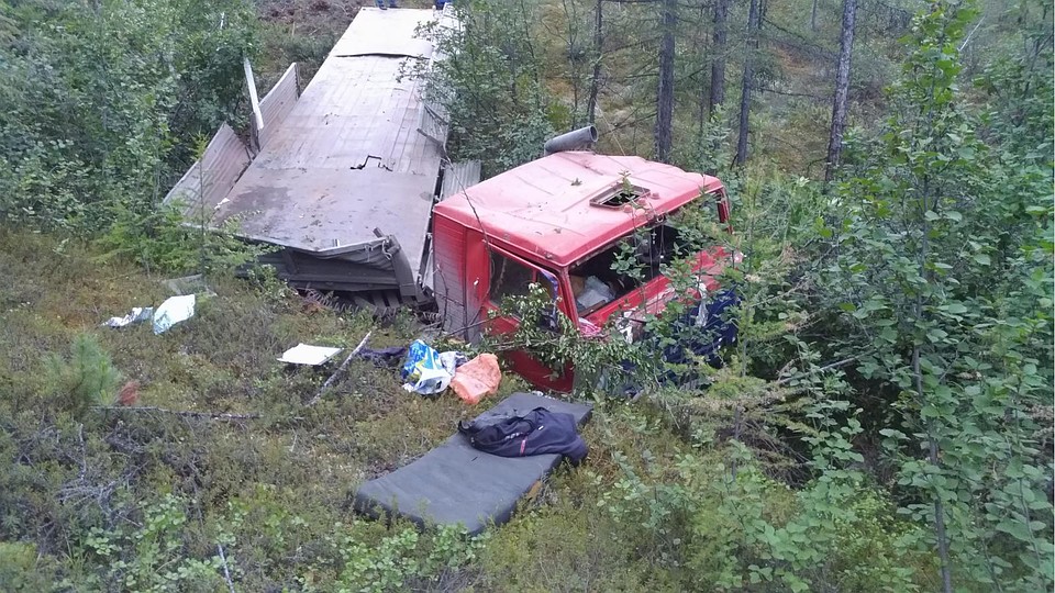 КАМАЗ в кювете.