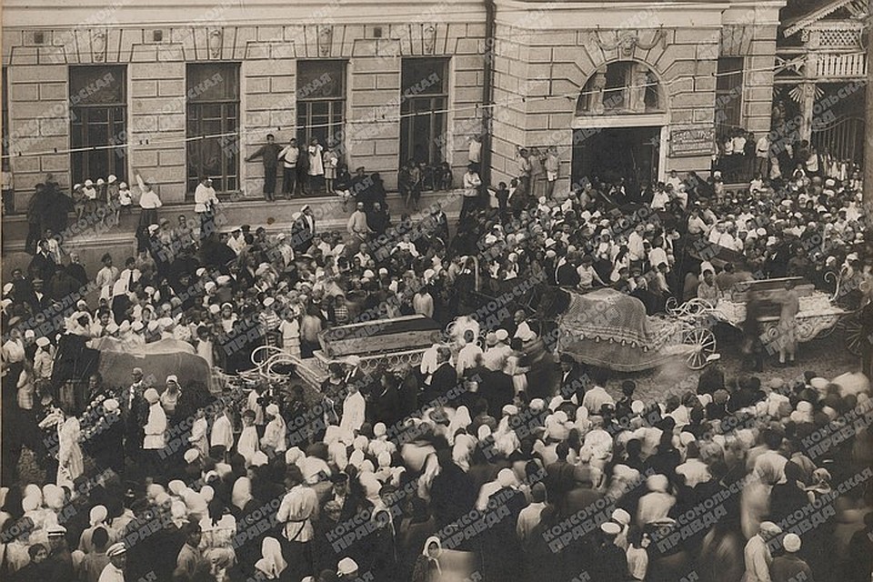 Рязань. 19 июля 1924 года. Похороны 10 жертв кудомской резни. Гробы выносят из нынешнего здания правительства Рязанской области. Фото: Государственный архив Рязанской области.