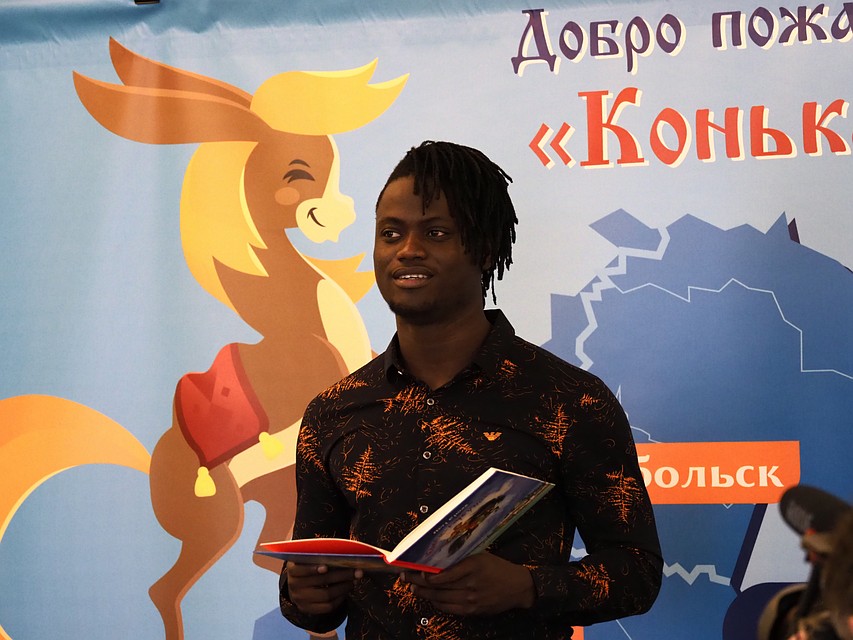Иностранным студентам понравилась книга Ершова. Фото - пресс-служба Тюменского региональное отделение партии "Единая Россия".
