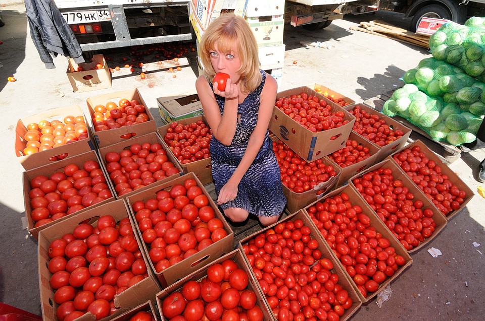 Летом традиционно дешевеет продуктовая корзина - в основном, за счет овощей.
