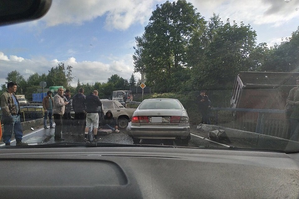 В районе Невского лесопарка грузовик столкнулся с "Жигулями". Фото: vk.com/spb_today