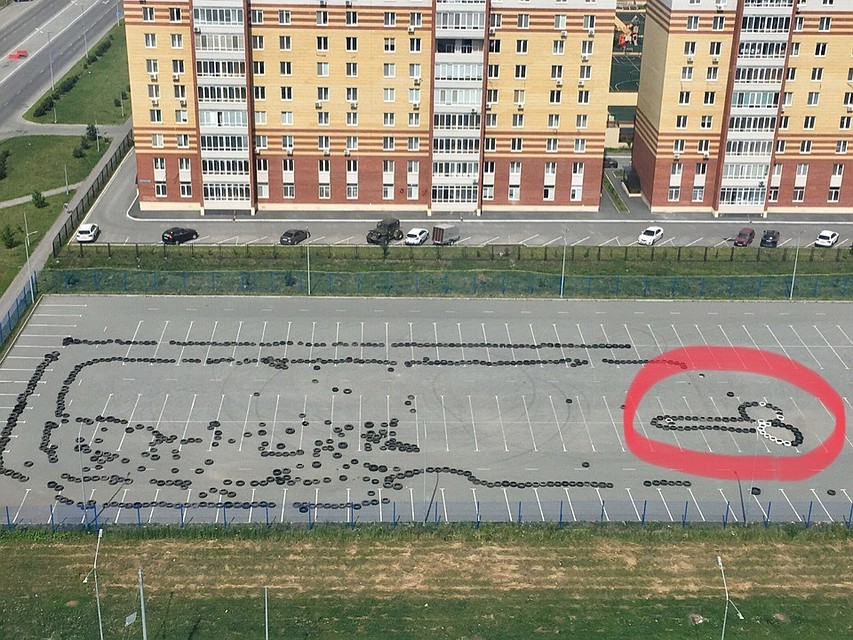 На тюменской парковке выложили неприличную фигуру. Фото - Александр Лобов.