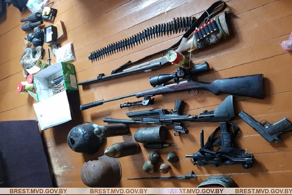 Дома мужчина хранил оружие, патроны и взрывные устройства. Фото: УВД Брестского облисполкома.