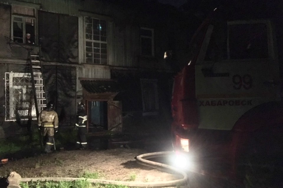 Горели крыша и стена: ночью жильцы барака в Хабаровске срочно покинули квартиры