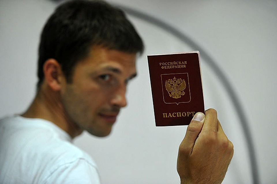 Российские паспорта начнут оформлять в специальных кабинах