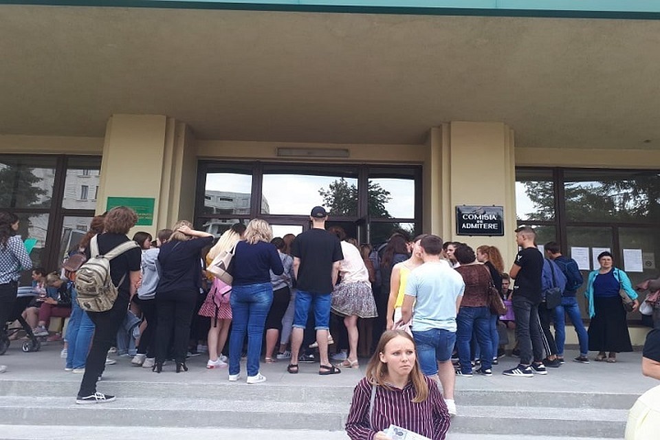 В первый день приема документов всегда ажиотаж и очереди.