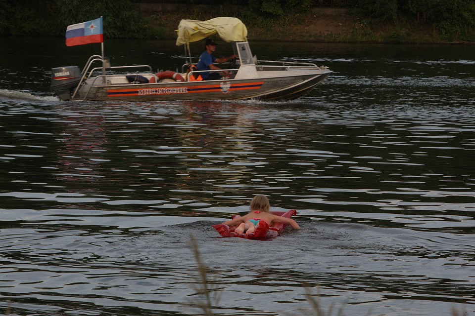 Не оставляйте ребенка без присмотра на берегу, и, тем более, на воде!