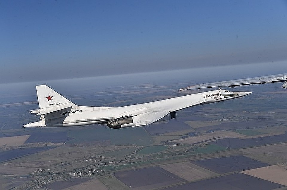 Два российских стратегических ракетоносца Ту-160 провели патрулирование над Балтийским морем