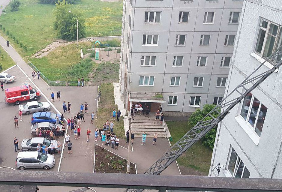 152 человека эвакуировались из горящего общежития в Красноярске. Фото: МЧС России по Красноярскому краю.