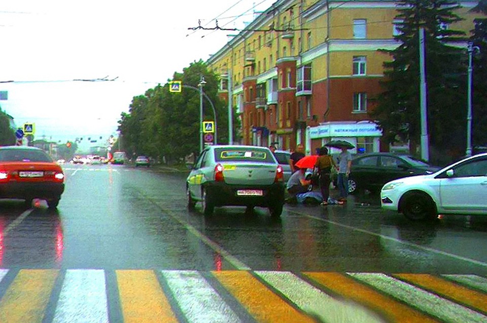 Таксист сбил пешехода в центре Кемерова. ФОТО: Виталий Арсеньев.