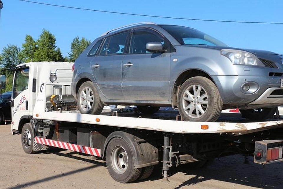 Кемеровчанка лишилась автомобиля на Красном озере. ФОТО: пресс-служба УФССП России по Кемеровской области.