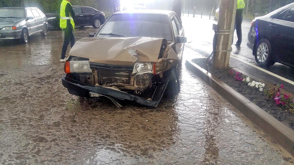 Водителя и маленького пассажира отечественного авто доставили в больницы