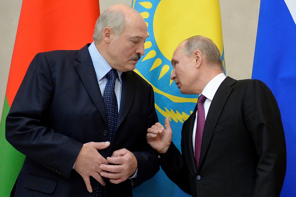 Александр Лукашенко и Владимир Путин (справа)