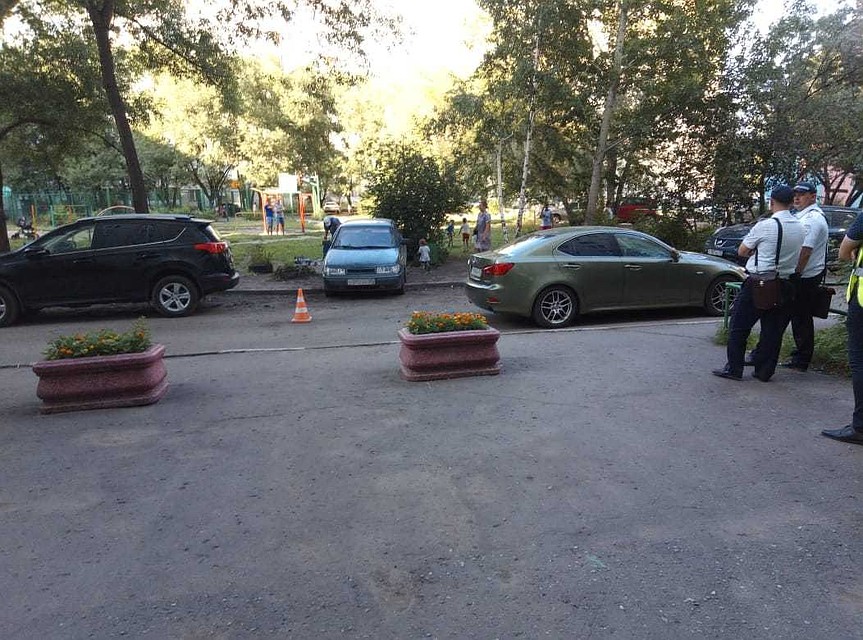 В омском дворе водитель на «Лексусе» сбил 5-летнего мальчика