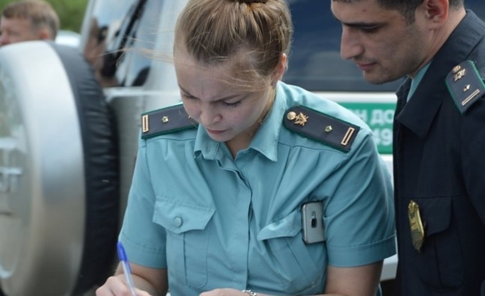 Тюменец полтора часа прятался от приставов в машине. Фото - пресс-служба управления Федеральной службы судебных приставов.