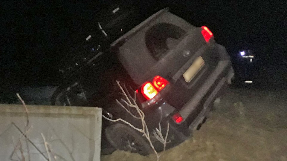 Автомобиль буквально чудом не сорвался с обрыва. Фото: Пресс - служба МЧС Крыма
